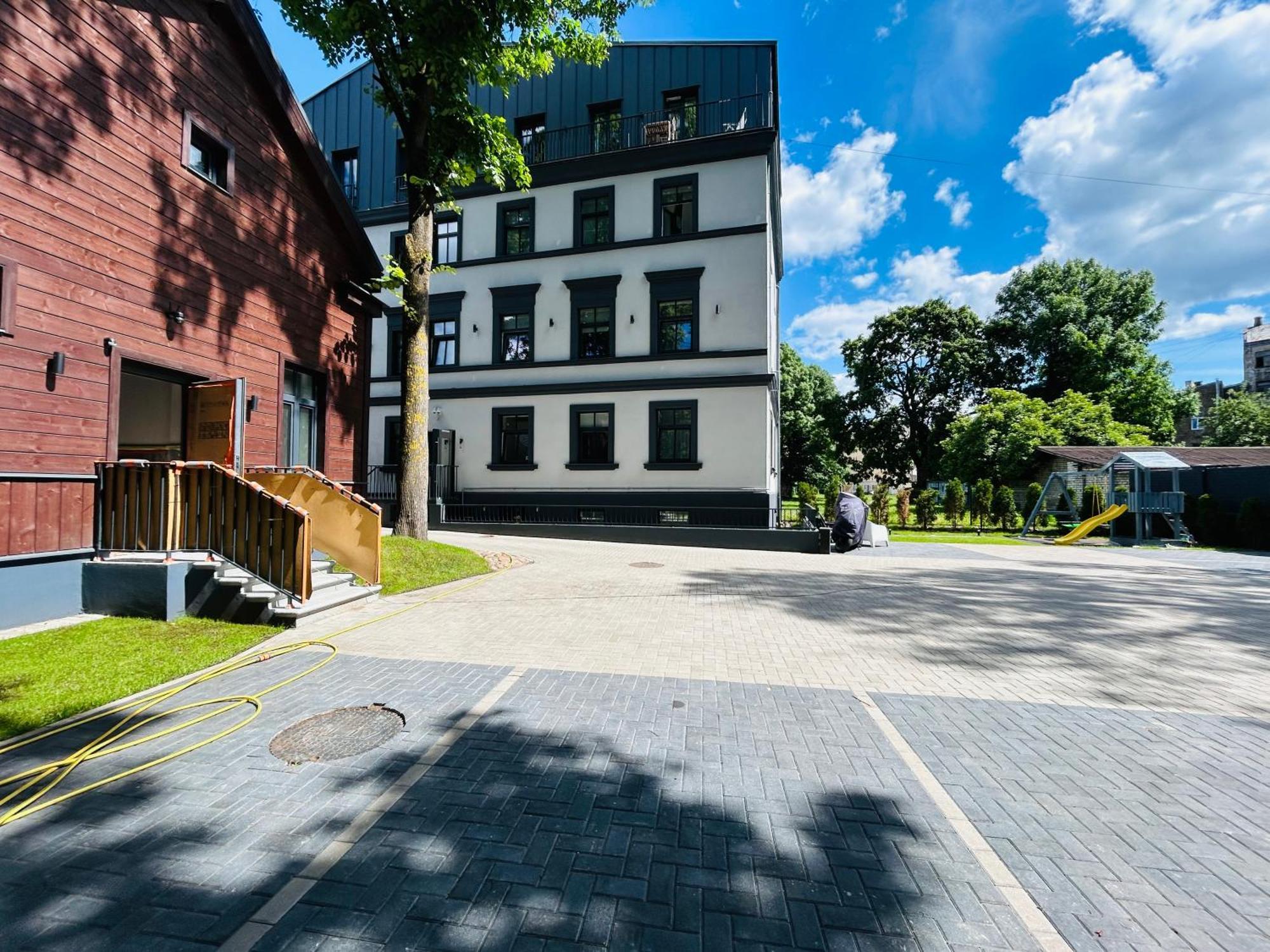 The Right Coast With Free Private Parking *